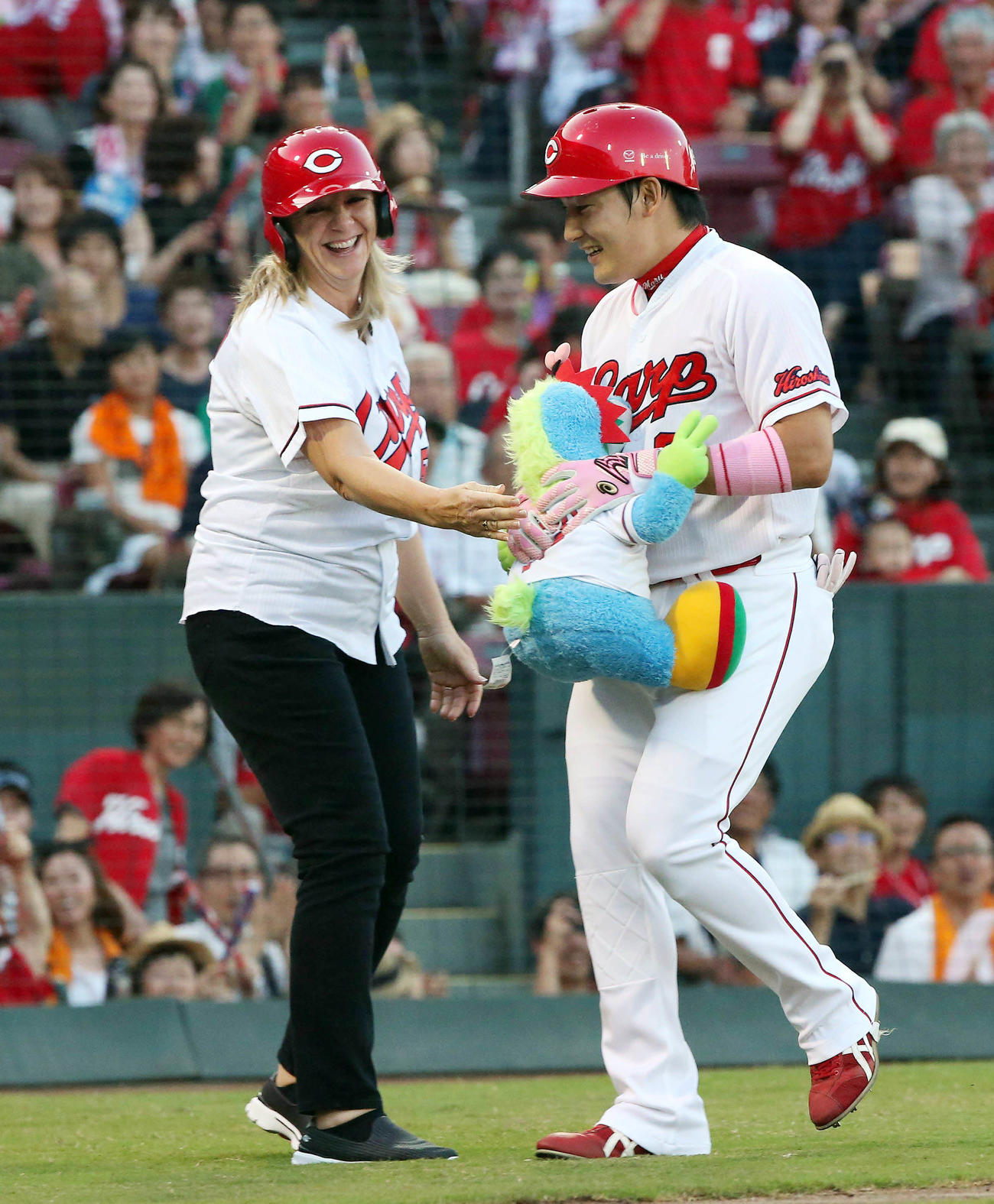 2015年8月23日、ホームランガールを務めたエルドレッドの母・シンディさん（左）。右は丸佳浩