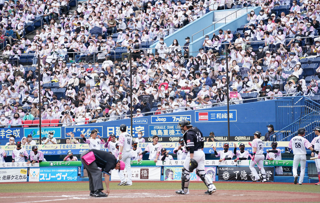 ロッテ対ソフトバンク　1回裏ロッテ無死一塁、菅野が右越え2点本塁打を放ちタッチを交わすロッテナイン（撮影・横山健太）