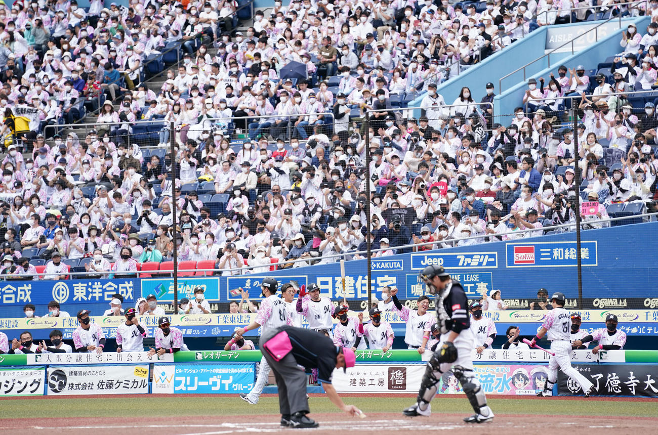 ロッテ対ソフトバンク　1回裏ロッテ無死一塁、菅野が右越え2点本塁打を放ちタッチを交わすロッテナイン（撮影・横山健太）
