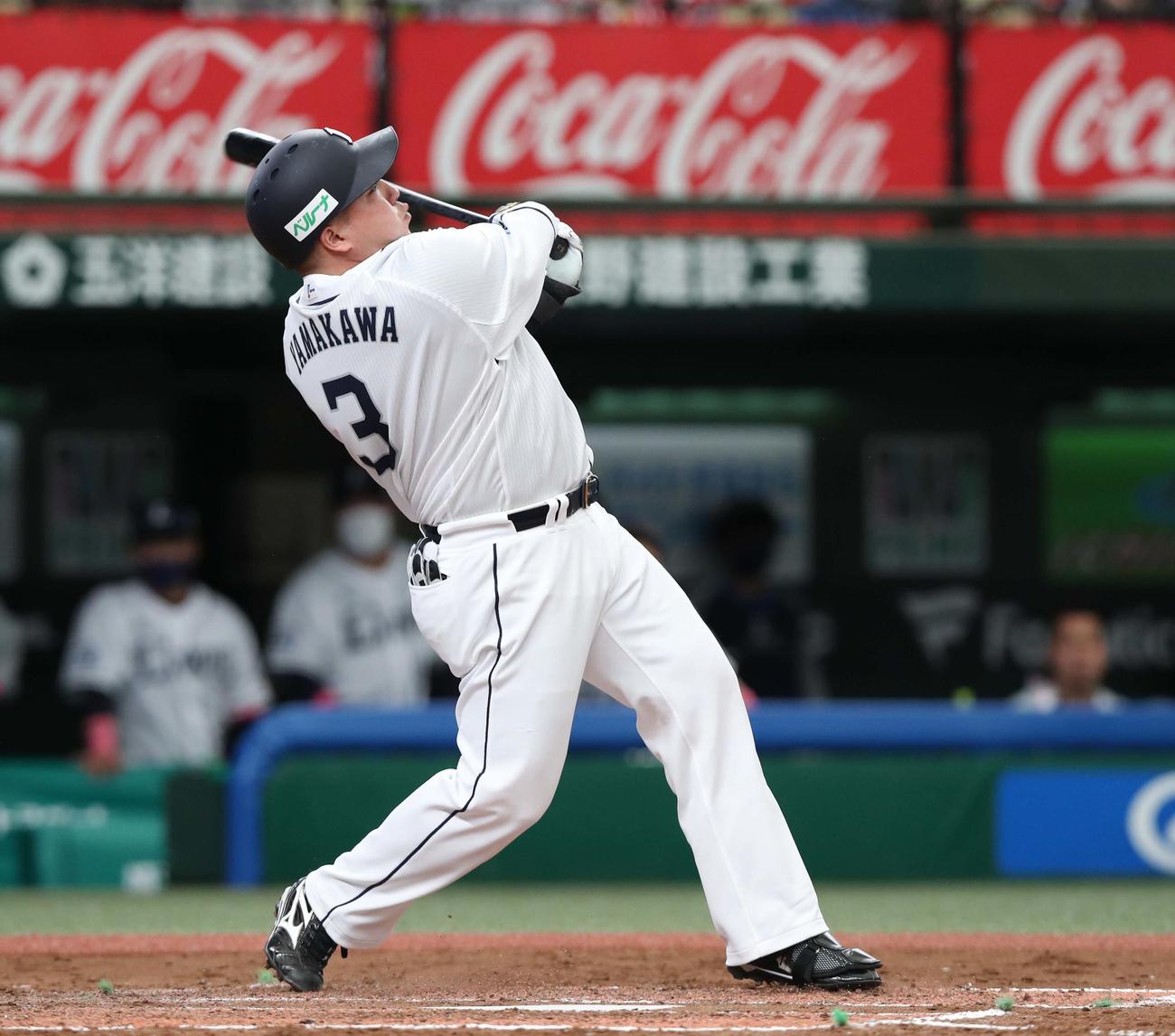 西武対日本ハム　3回裏西武1死一、三塁、左越え3点本塁打を放つ山川（撮影・黒川智章）