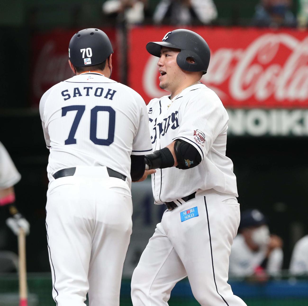西武対日本ハム　3回裏西武1死一、三塁、左越え3点本塁打を放ち笑顔で生還する山川（撮影・黒川智章）