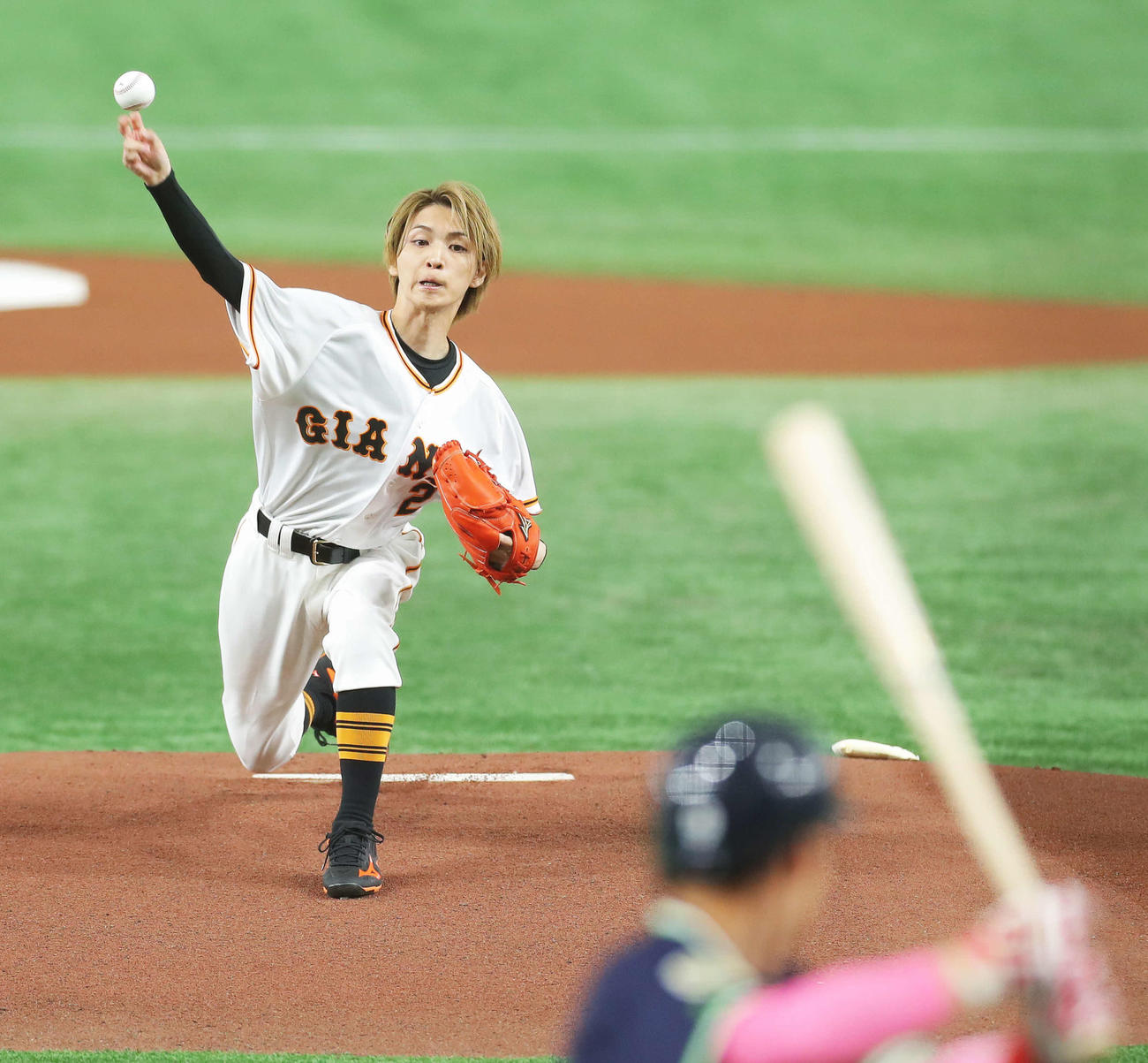 巨人対ヤクルト　試合前、始球式に臨む岩橋玄樹（撮影・河田真司）
