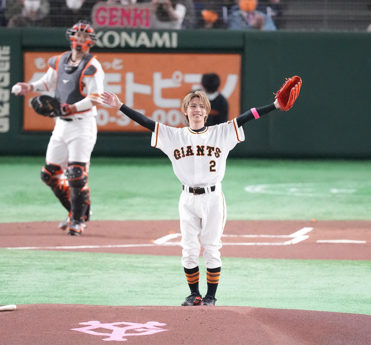 巨人対ヤクルト　始球式の投球後、声援に応える岩橋玄樹（撮影・鈴木みどり）