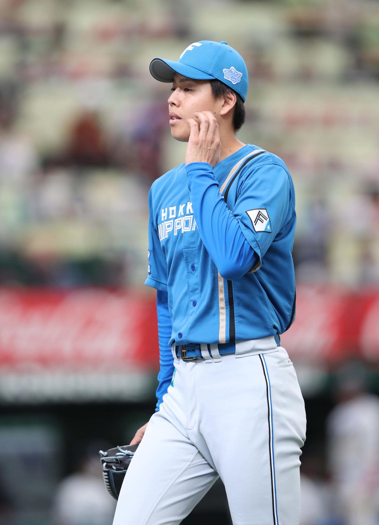 西武対日本ハム　3回途中降板する杉浦（撮影・黒川智章）