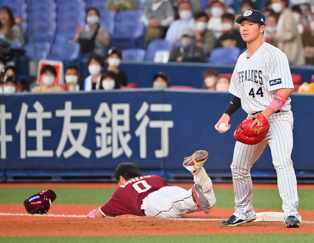 オリックス対楽天　3回表楽天1死満塁、小深田は遊ゴロを放ち一塁にヘッドスライディング、三塁走者を迎え入れる（撮影・和賀正仁）