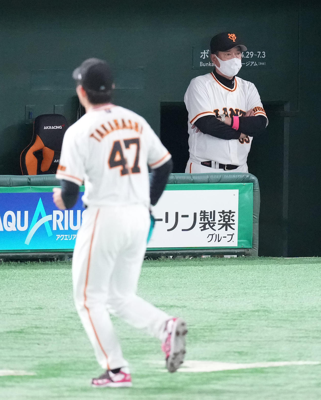 巨人対ヤクルト　5回表途中で表降板となる先発高橋（左）とベンチで腕を組む巨人原監督（撮影・鈴木みどり）