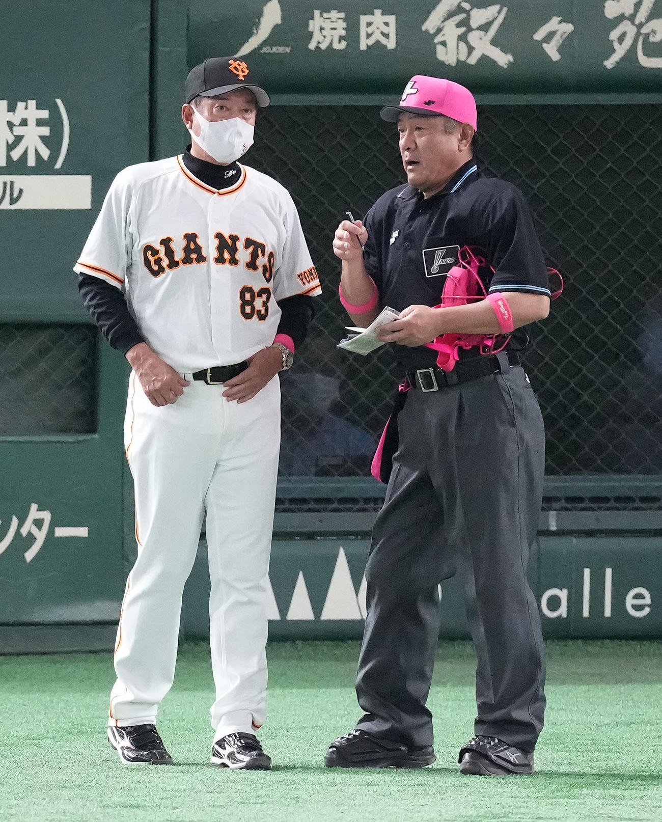巨人対ヤクルト　5回表途中で先発高橋の降板を告げる巨人原監督（左）（撮影・鈴木みどり）