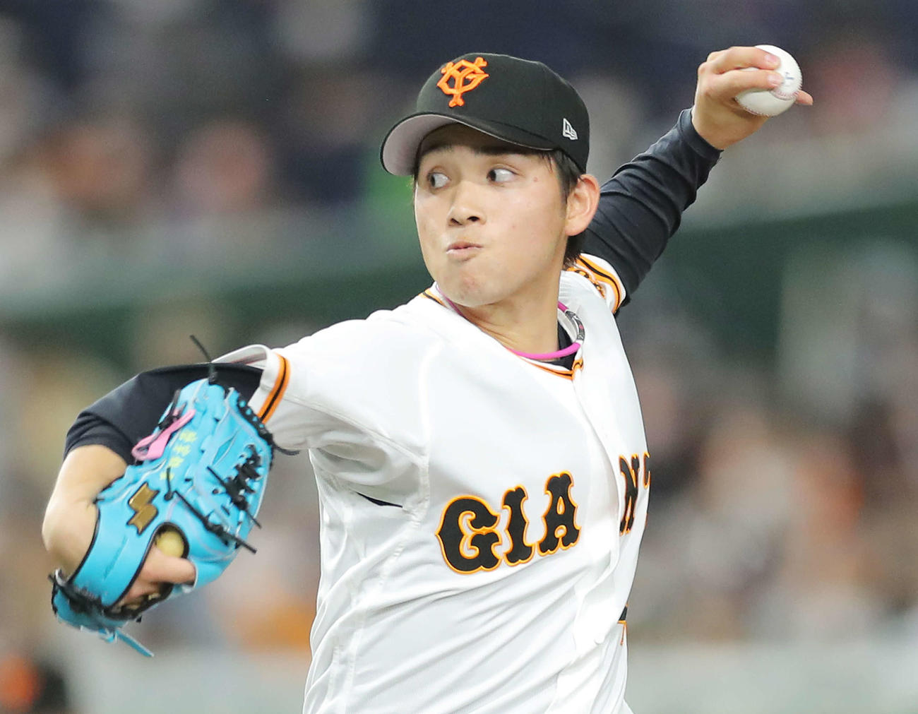 巨人対ヤクルト　2回表、力投する高橋（撮影・河田真司）