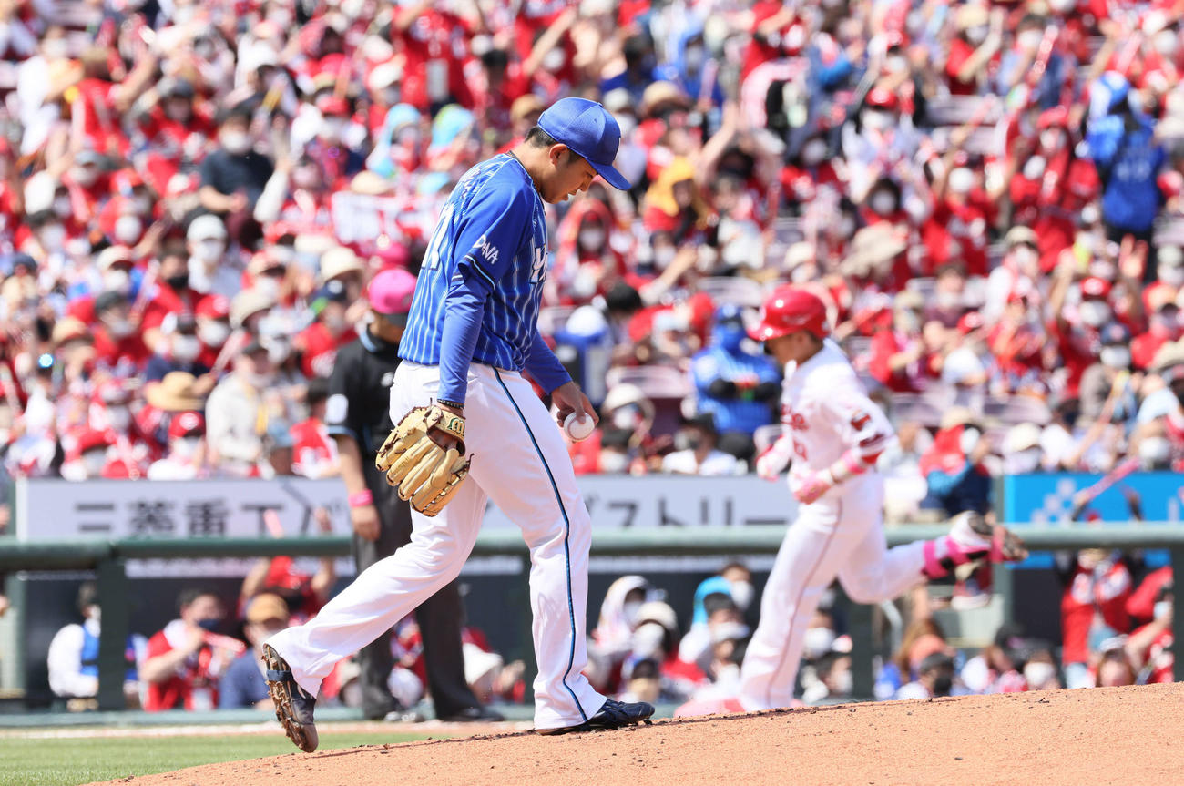 広島対DeNA 3回裏広島無死一塁、西川に右越え2点本塁打を浴びた東（撮影・加藤孝規）