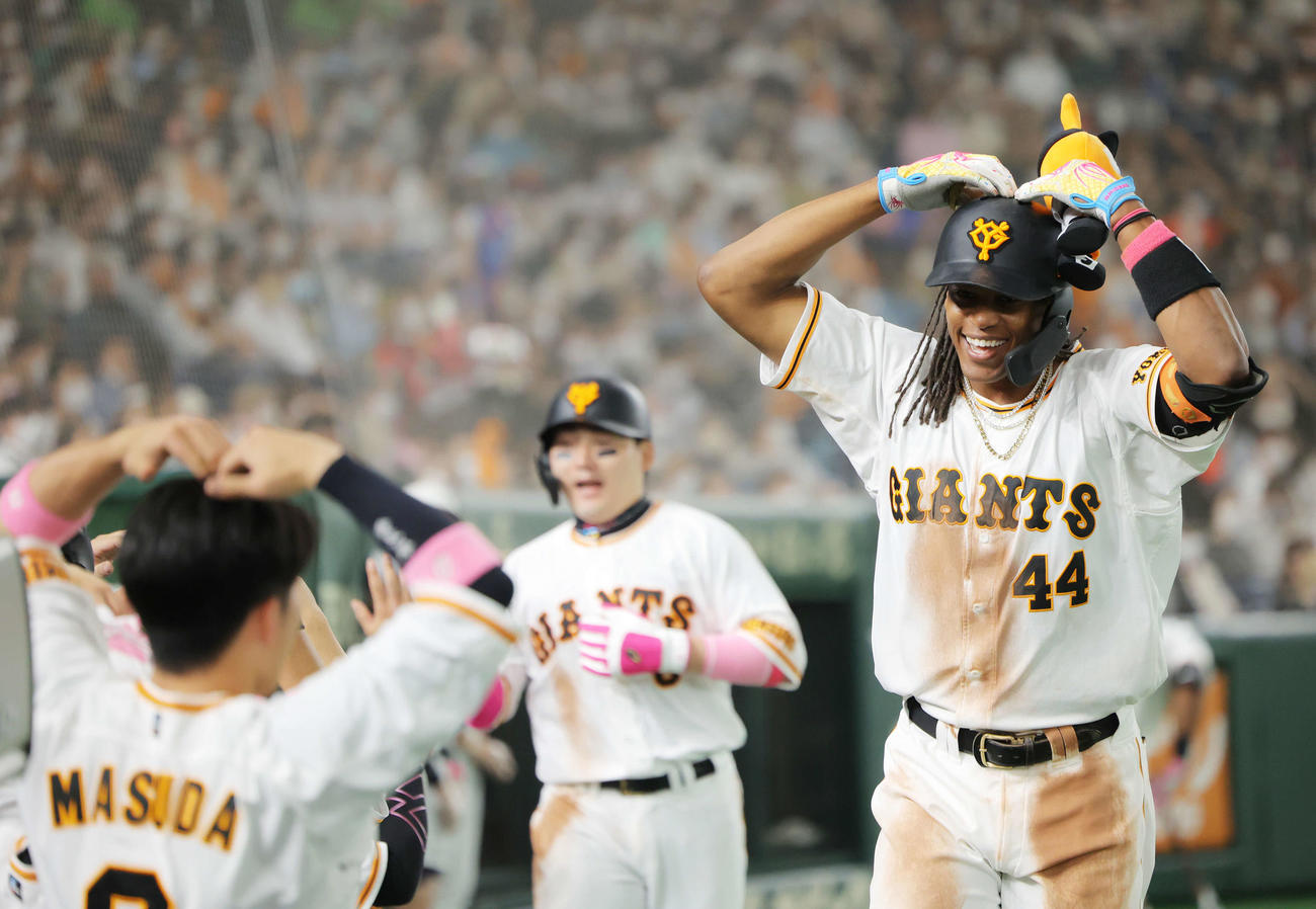 巨人対ヤクルト　6回裏巨人無死一塁、勝ち越し2点本塁打で生還し、ハートポーズを決めながらベンチ内人に迎えられるウォーカー（撮影・河田真司）
