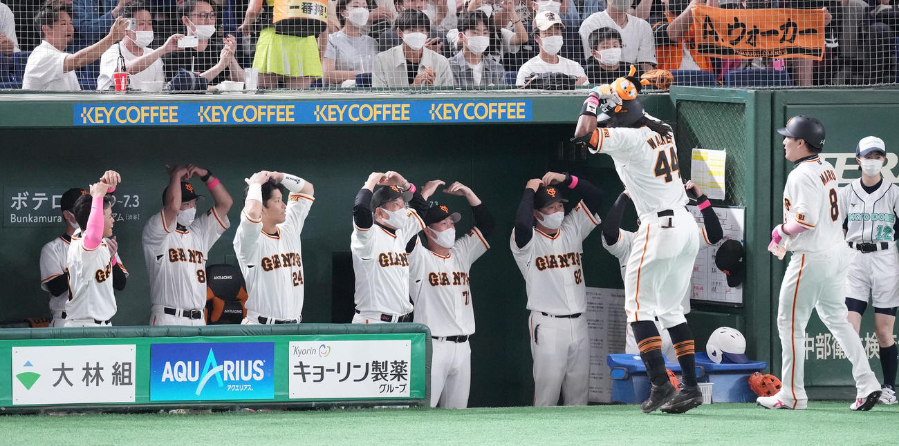 巨人対ヤクルト　6回裏巨人無死一塁、左中間に2点本塁打を放ったウォーカー（右から2人目）を笑顔で迎える原監督（中央）ら巨人ベンチ撮影・鈴木みどり）