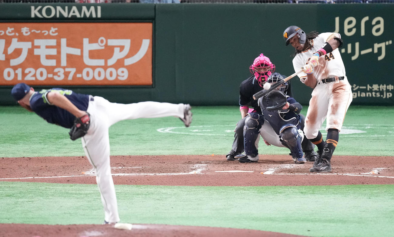 巨人対ヤクルト　6回裏巨人無死一塁、左中間に2点本塁打を放つウォーカー。投手サイスニード（撮影・鈴木みどり）
