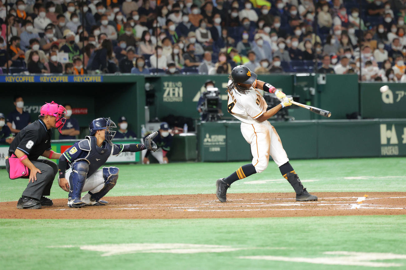 巨人対ヤクルト　6回裏巨人無死一塁、左中間に勝ち越しの2点本塁打を放つウォーカー（撮影・河田真司）