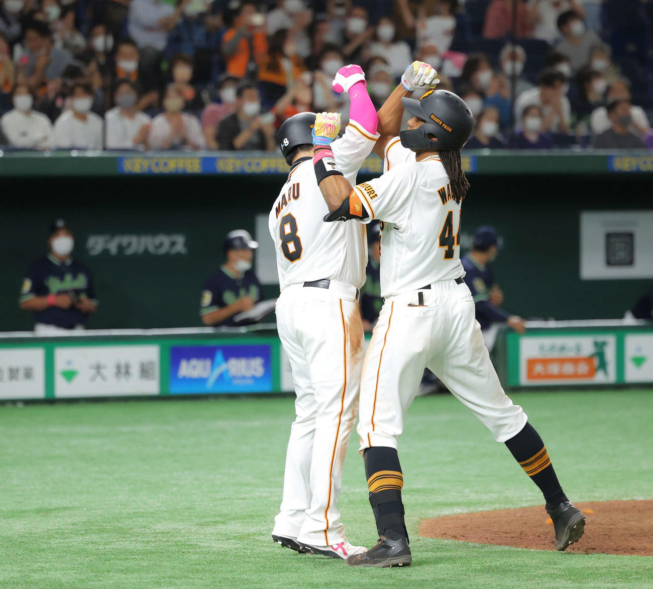 巨人対ヤクルト　6回裏巨人無死一塁、勝ち越し2点本塁打で生還し、丸（左）に迎えられるウォーカー（撮影・河田真司）