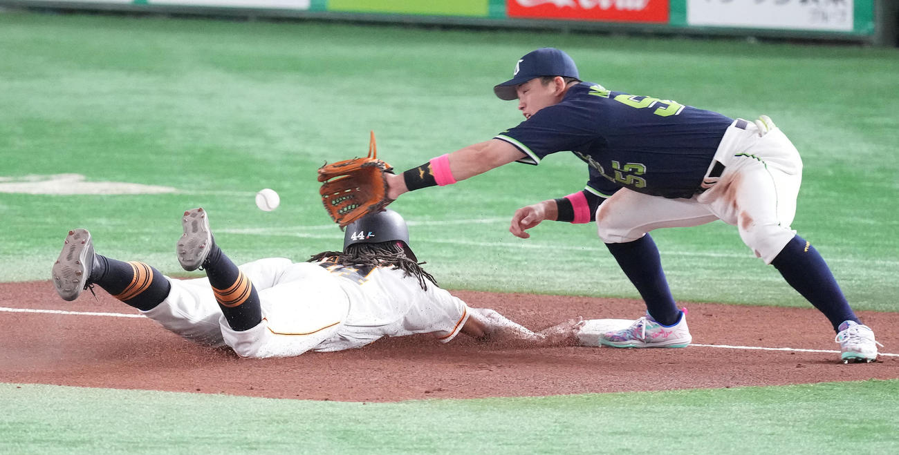 巨人対ヤクルト　4回裏巨人無死一、二塁、ポランコの中飛で三塁へヘッドスライディングする二塁走者ウォーカー（撮影・鈴木みどり）