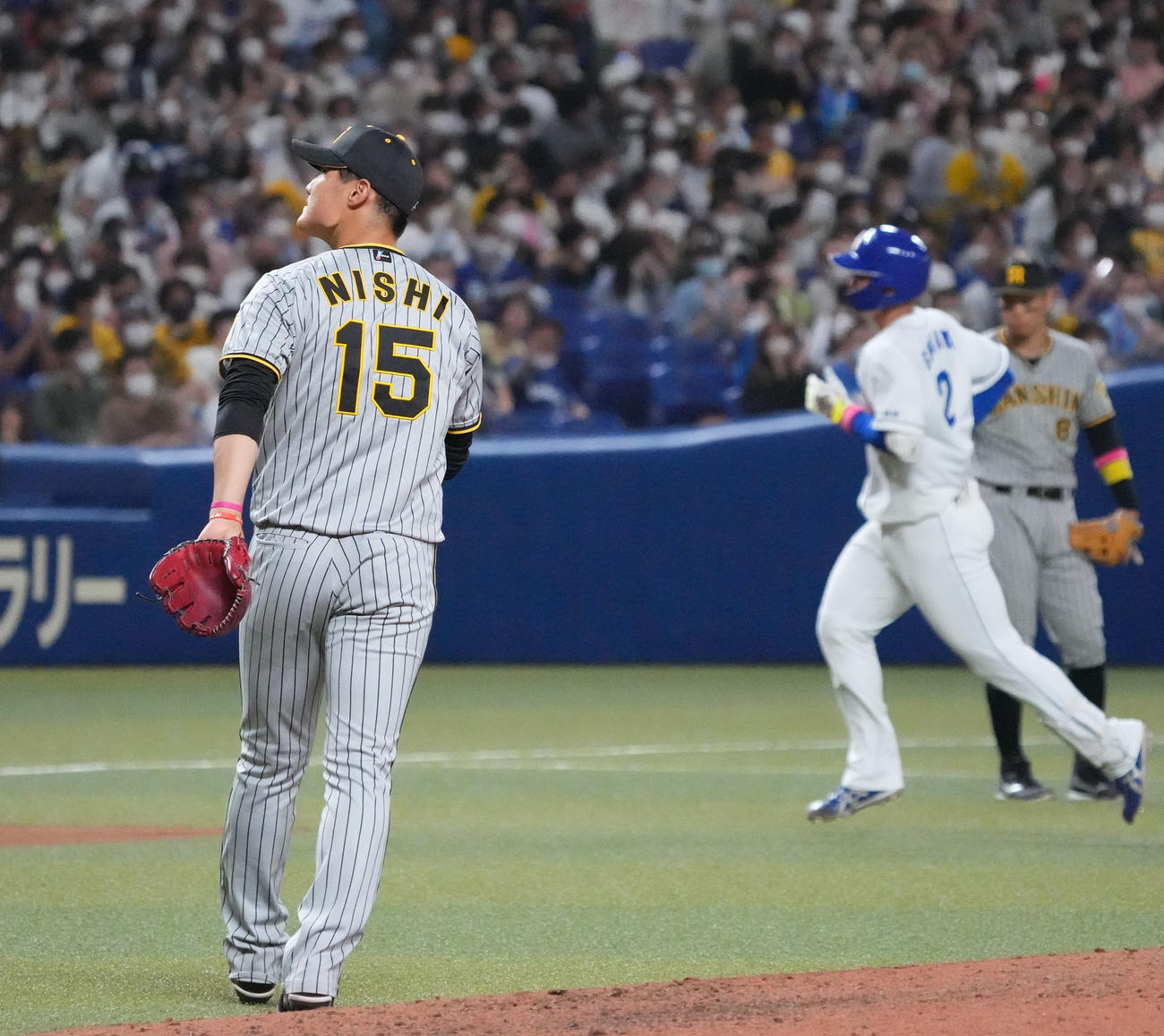 中日対阪神　6回裏中日1死、石川昂に左中間スタンドへ本塁打を打たれた西純（撮影・森本幸一）