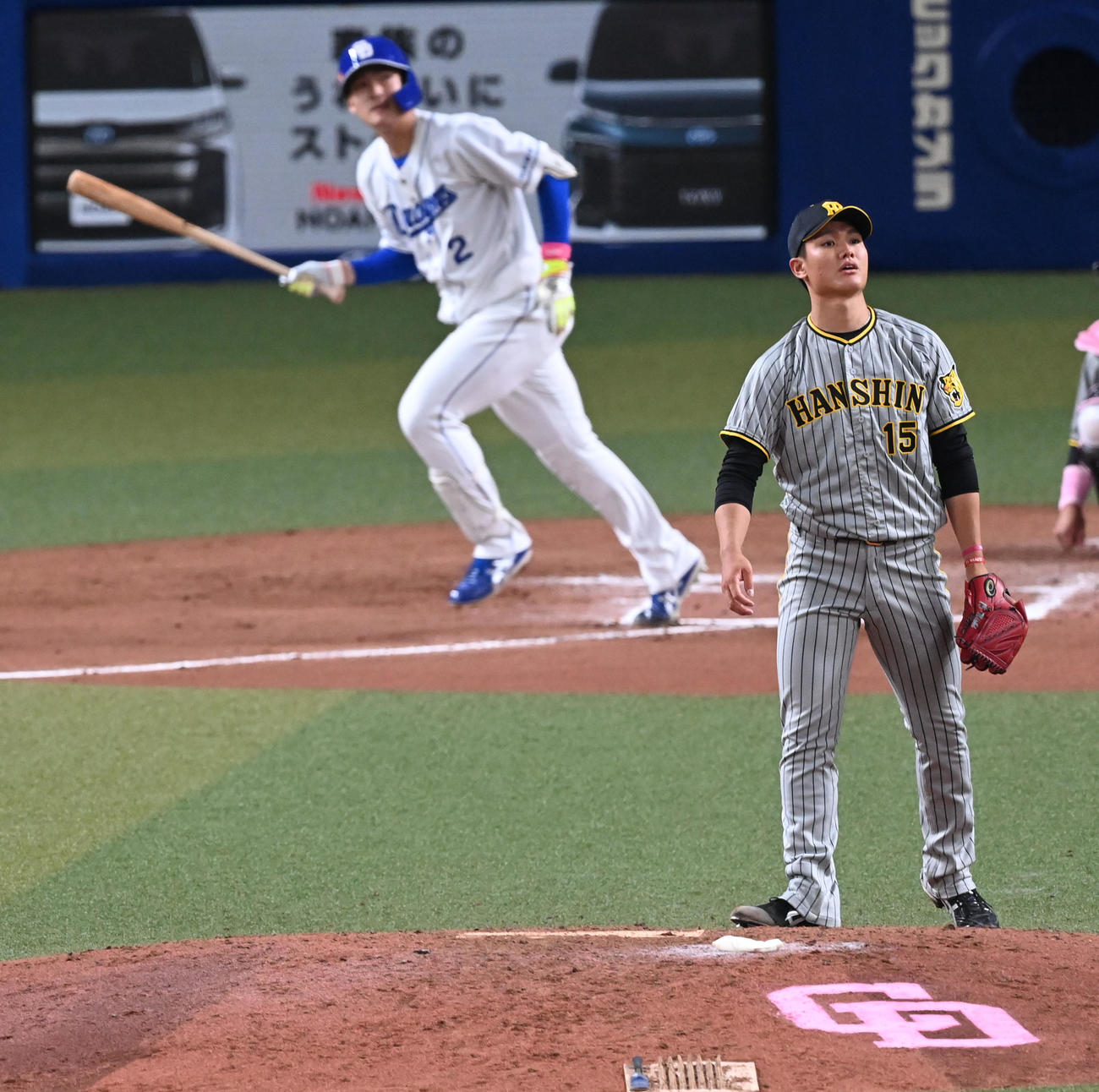 中日対阪神　6回裏中日1死、石川昂に左中間へ本塁打を打たれ打球の方向を見る西純（撮影・前岡正明）