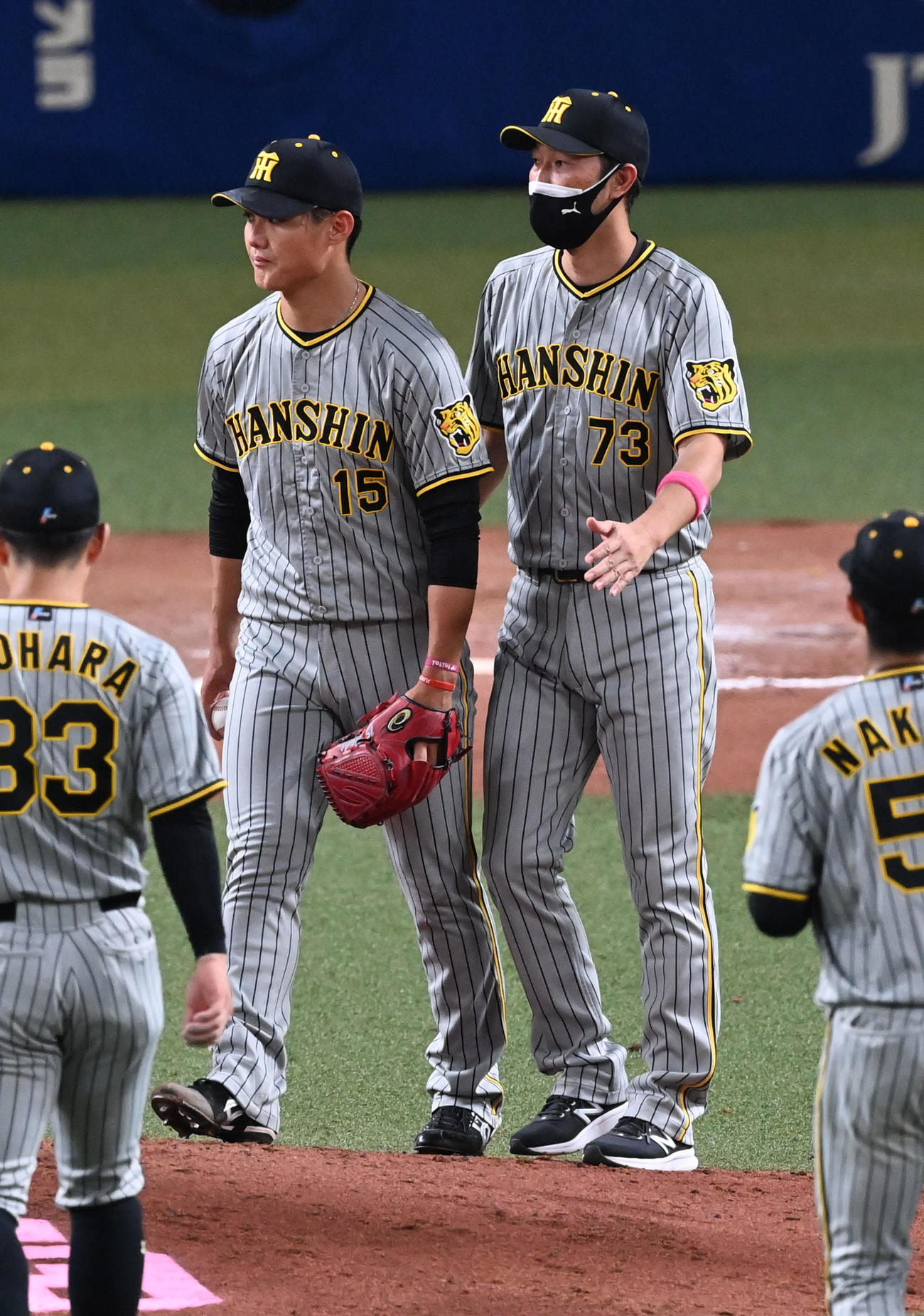 中日対阪神　6回裏中日1死一、二塁、金村投手コーチ（右）のアドバイスを聞く西純（撮影・前岡正明）