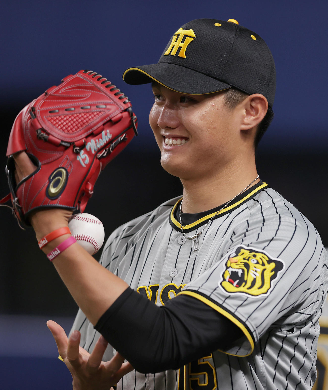 中日対阪神　3回表、チームの先制点に笑顔を見せる阪神西純（撮影・前田充）