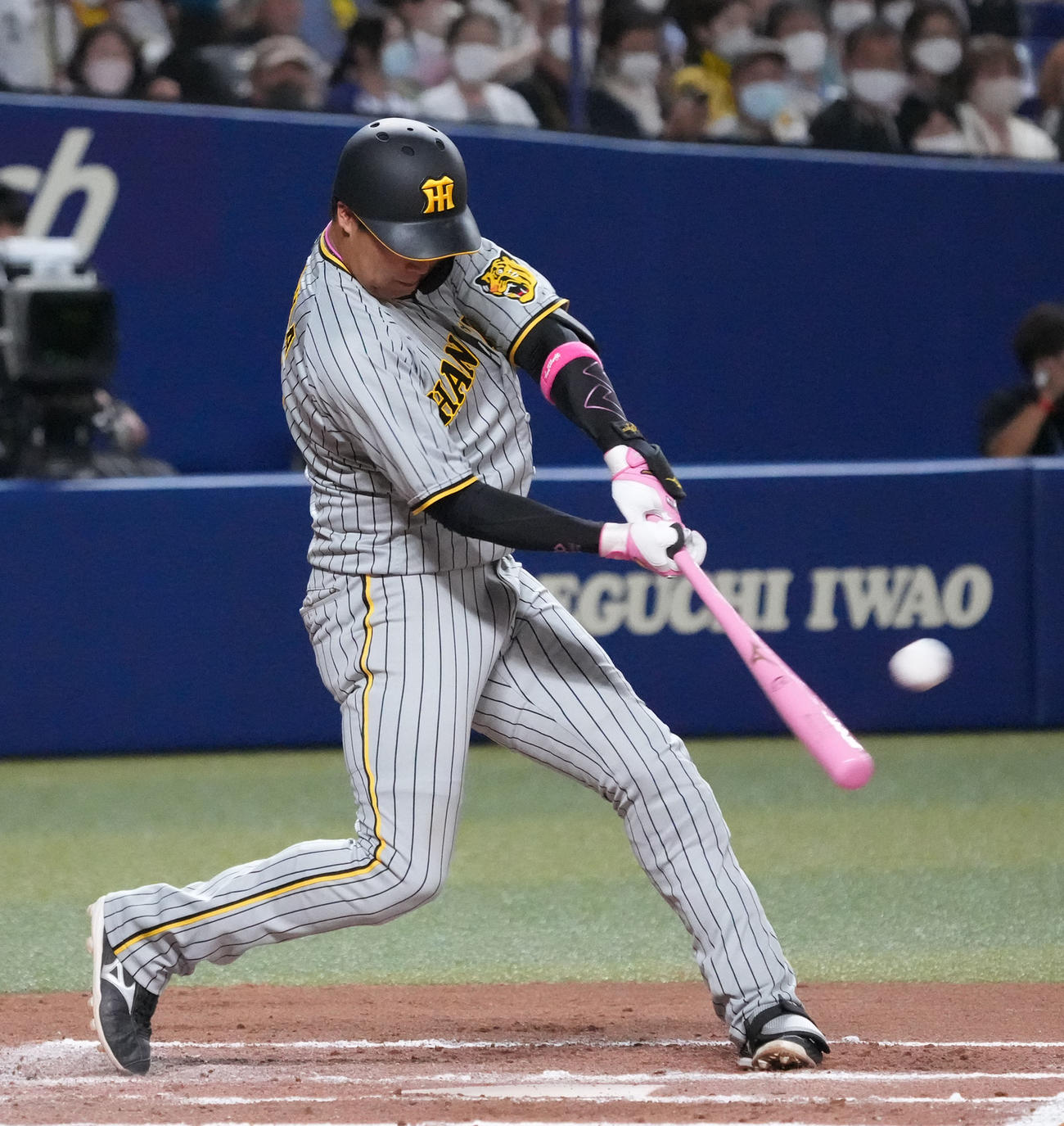 中日対阪神　7回表阪神無死一塁、左中間スタンドへ2点本塁打を放つ大山（撮影・森本幸一）