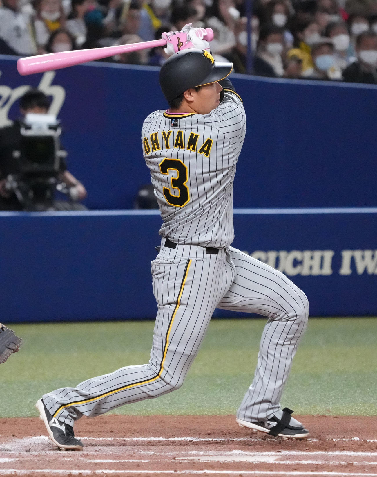 中日対阪神　7回表阪神無死一塁、左中間スタンドへ2点本塁打を放つ大山（撮影・森本幸一）