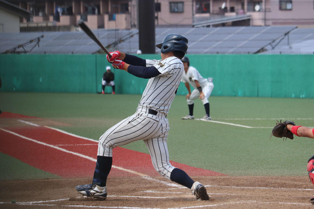 6回、一塁から左前安打を放つ上武大・門叶（撮影・保坂淑子）