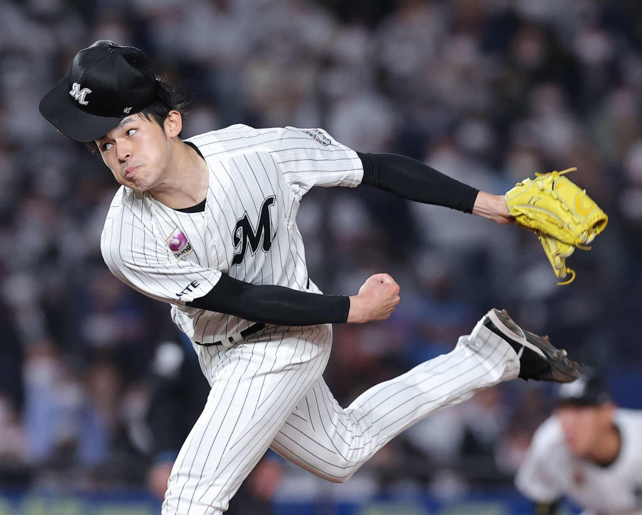 6日のソフトバンク戦で帽子を飛ばしながら力投するロッテ佐々木朗