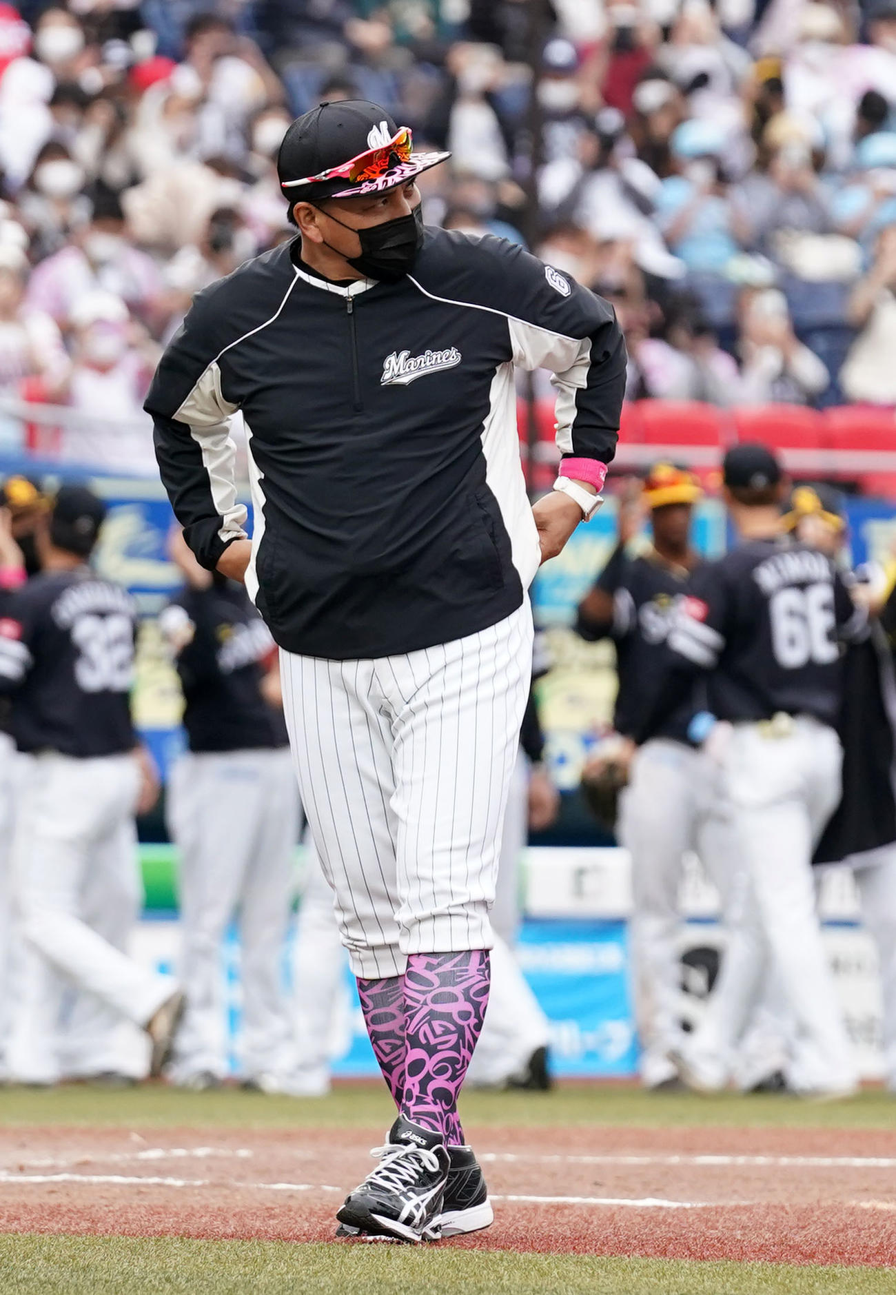 ロッテ対ソフトバンク　ソフトバンクに敗れ険しい表情でスコアを見つめるロッテ井口監督（撮影・横山健太）