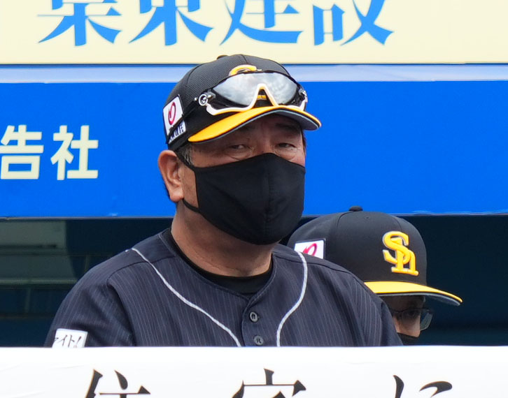 ロッテ対ソフトバンク　試合を見つめるソフトバンク藤本監督（撮影・横山健太）