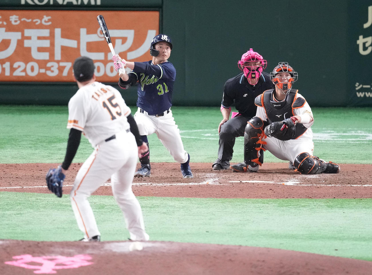 巨人対ヤクルト　9回表ヤクルト1死一、二塁、左2点適時二塁打を放つ山崎。投手大勢（撮影・鈴木みどり）