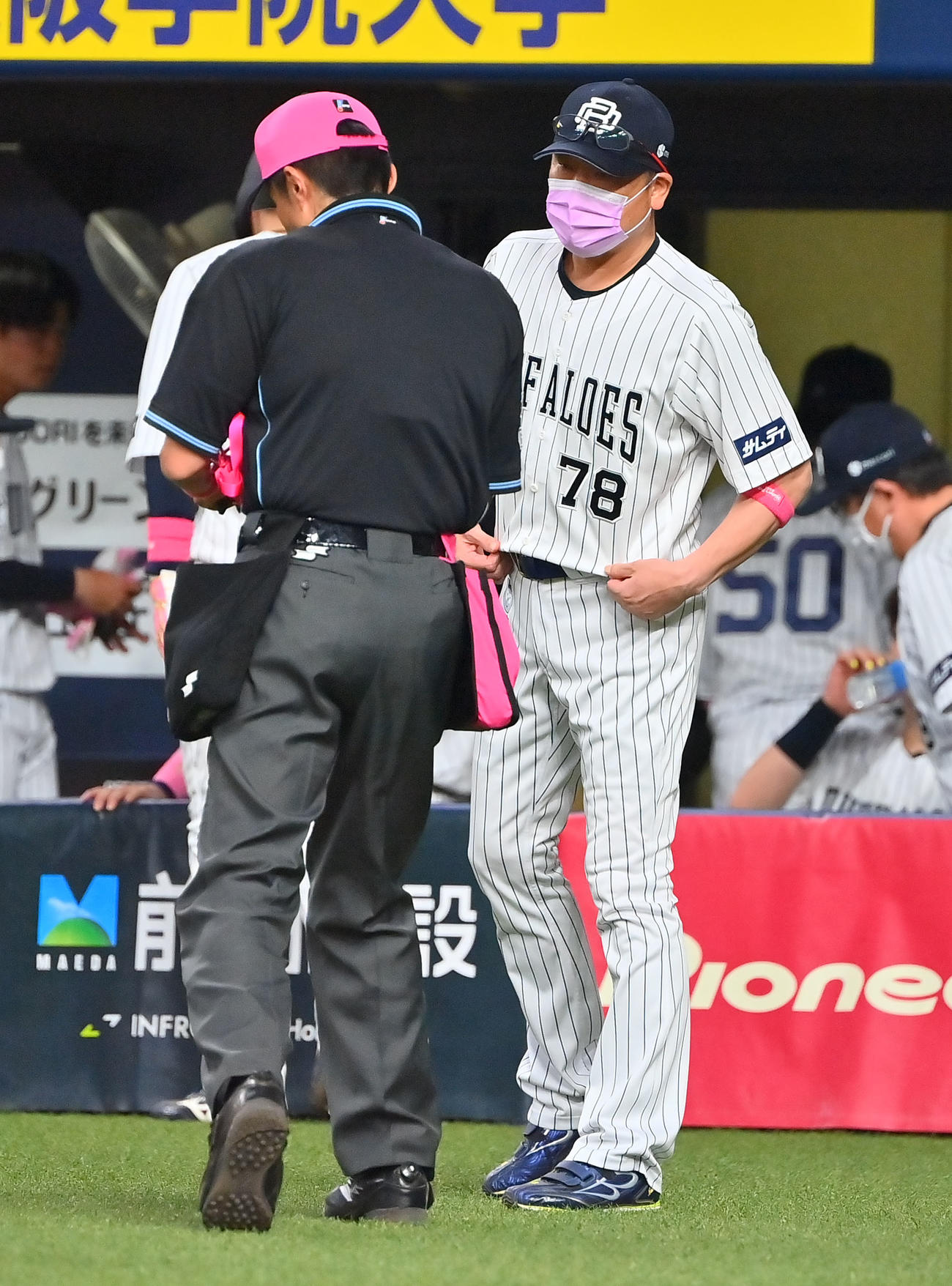 オリックス対楽天　延長戦に入り投手の交代を告げるオリックス中嶋監督（撮影・和賀正仁）