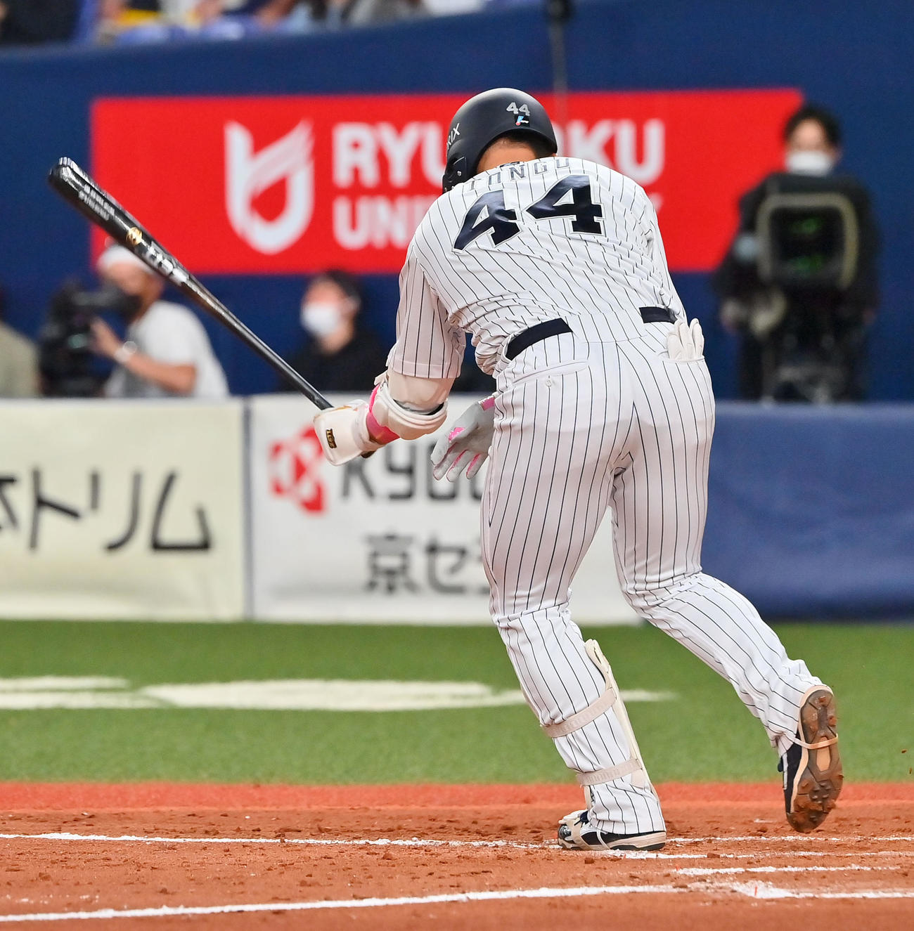 オリックス対楽天　9回裏オリックス2死満塁、中飛に倒れバットを叩きつける頓宮（撮影・和賀正仁）