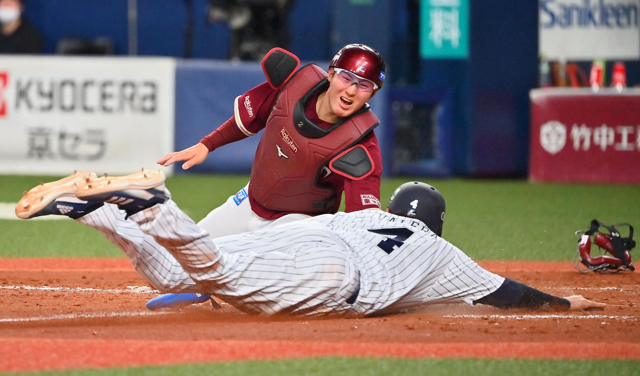オリックス対楽天　5回裏オリックス1死二、三塁、伏見の一ゴロで本塁を狙ったバレラはタッチアウト、捕手太田（撮影・和賀正仁）