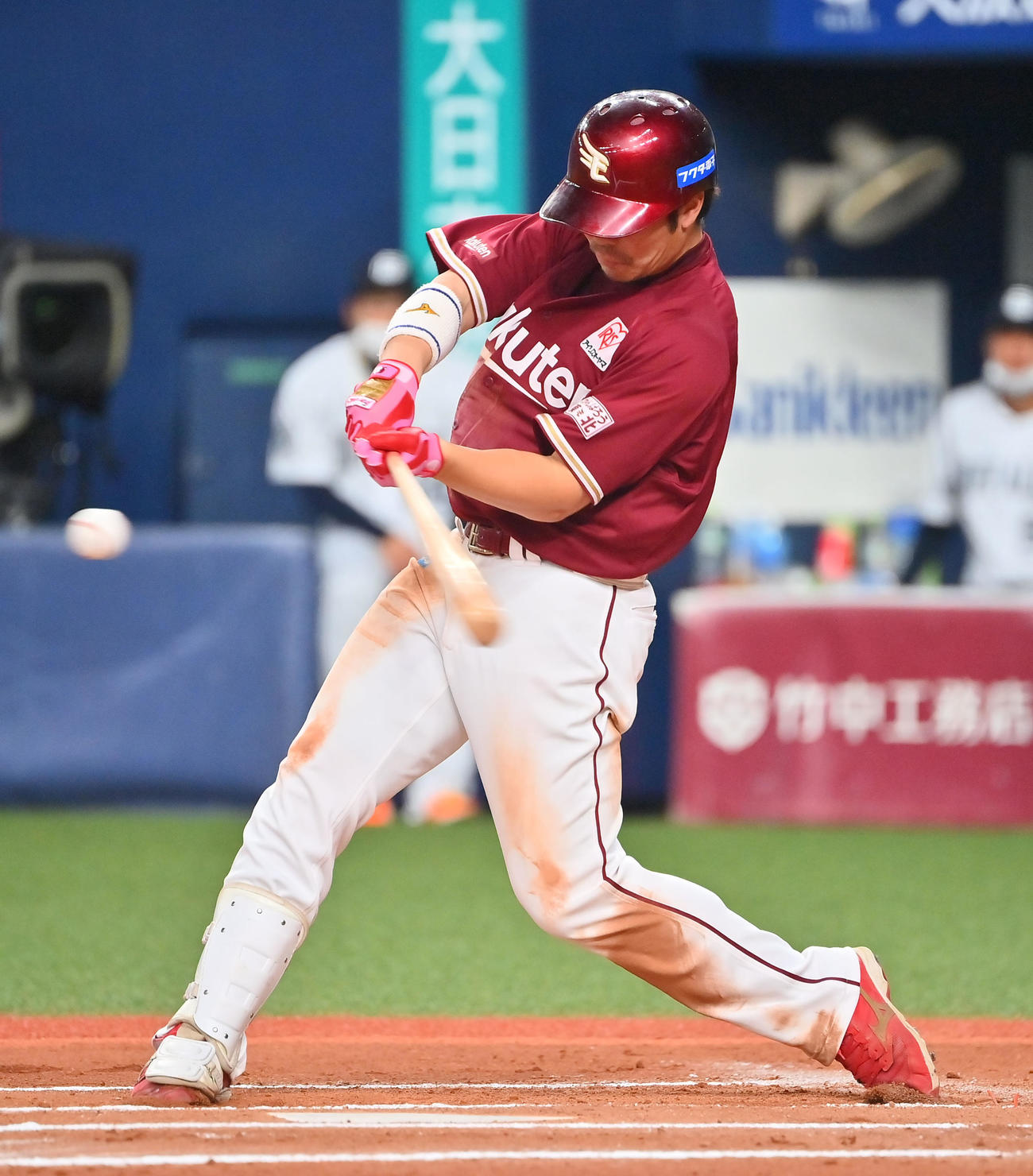 オリックス対楽天　10回表楽天2死、右越えに勝ち越し本塁打を放つ島内（撮影・和賀正仁）