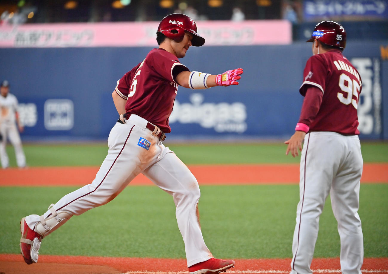 オリックス対楽天　10回表楽天2死、右越えに勝ち越し本塁打を放った島内は三塁を回る（撮影・和賀正仁）