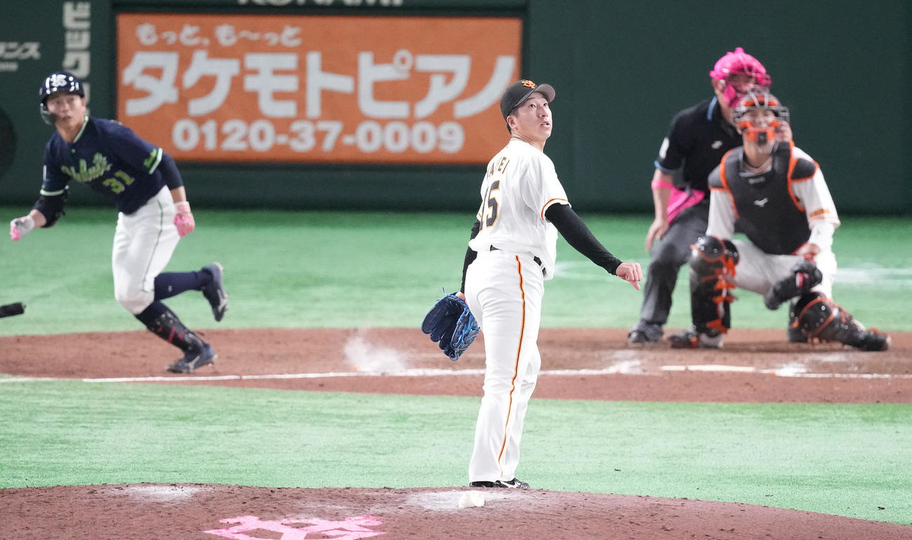 巨人対ヤクルト　9回表ヤクルト1死一、二塁、山崎に左2点適時二塁打を浴びる大勢（撮影・鈴木みどり）