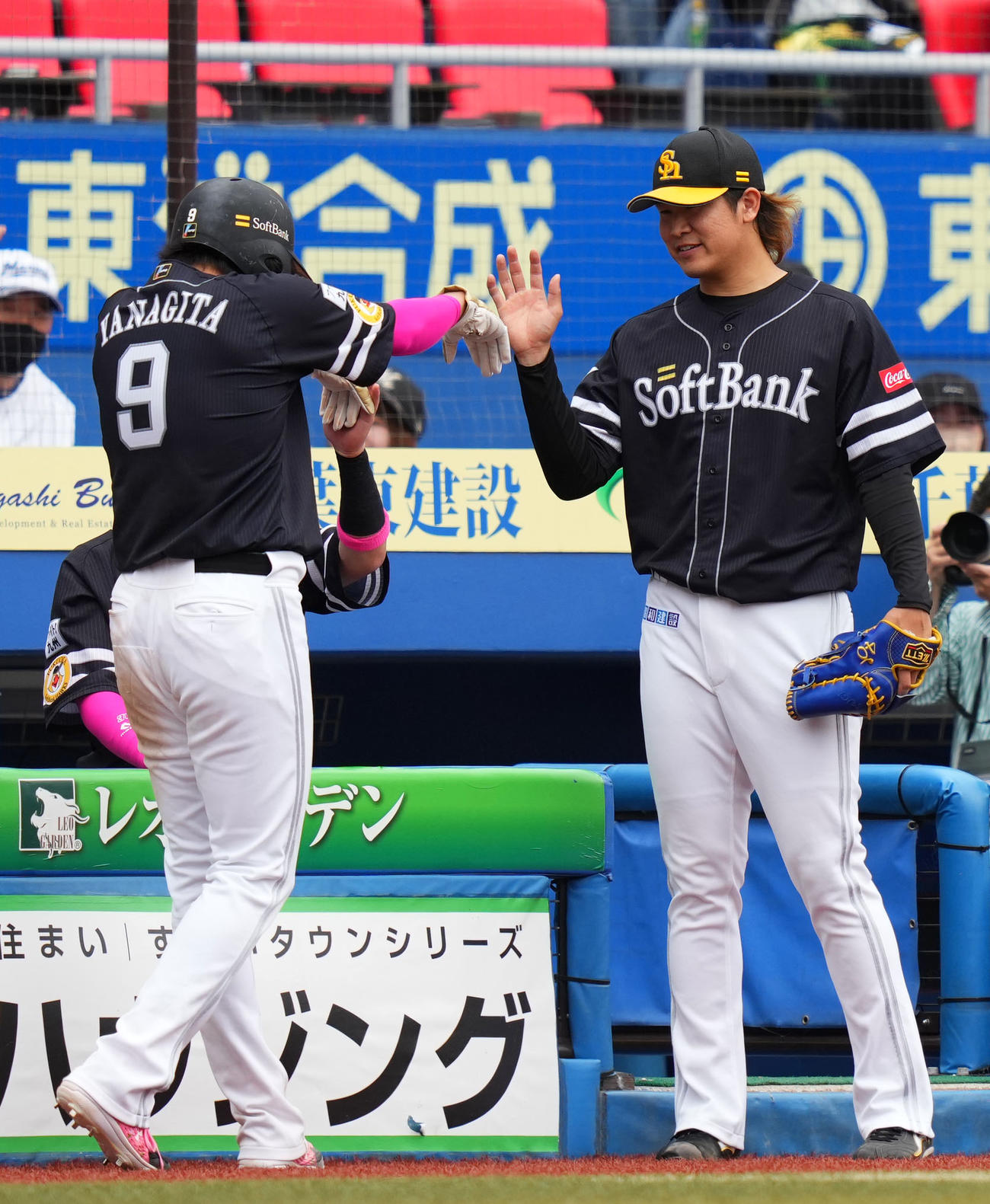ロッテ対ソフトバンク　4回表ソフトバンク2死一、三塁、グラシアルの左中間への2点適時二塁打で本塁へ生還した柳田（左）とタッチを交わす杉山（撮影・横山健太）