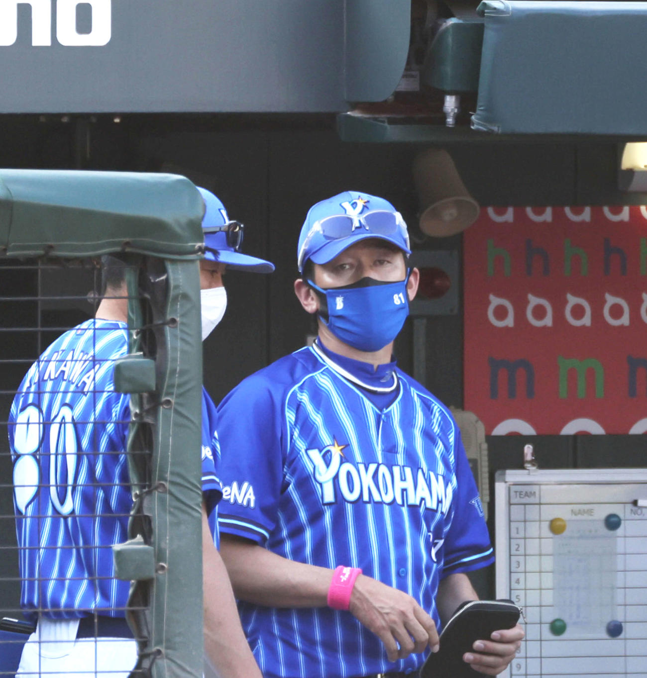 広島に完敗し、ベンチから引き揚げる三浦監督（撮影・加藤孝規）