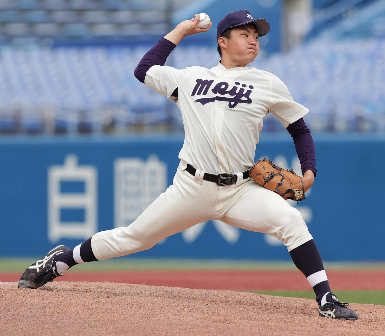 明大対法大　力投する明大先発の村田（撮影・野上伸悟）