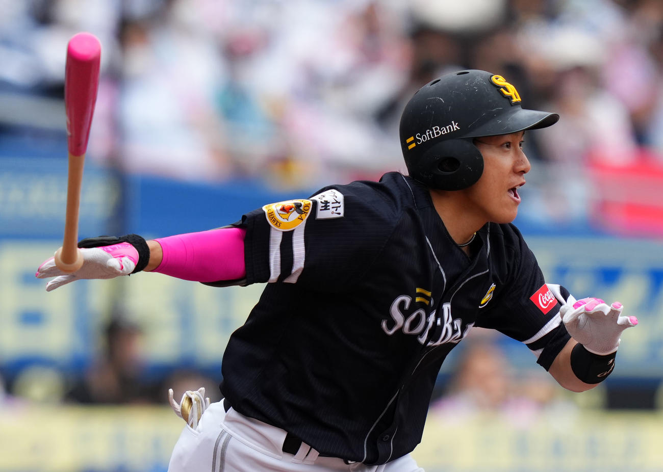 ロッテ対ソフトバンク　4回表ソフトバンク2死一、二塁、中前適時打を放つ柳田（撮影・横山健太）