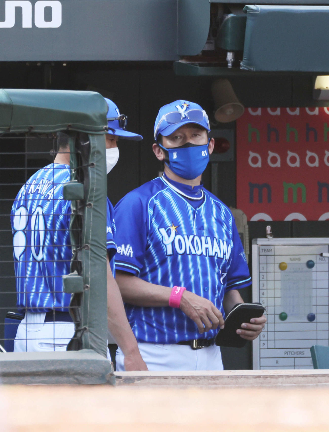 広島対DeNA　広島に完敗し、ベンチから引き揚げる三浦監督（撮影・加藤孝規）