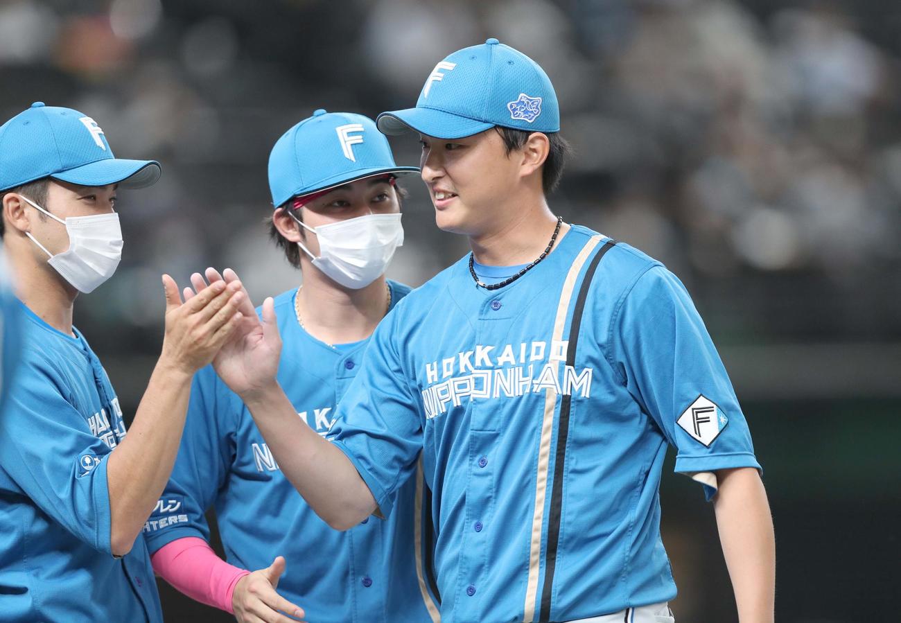 西武対日本ハム　7回に登板し無失点に抑え笑顔の石川直（撮影・黒川智章）
