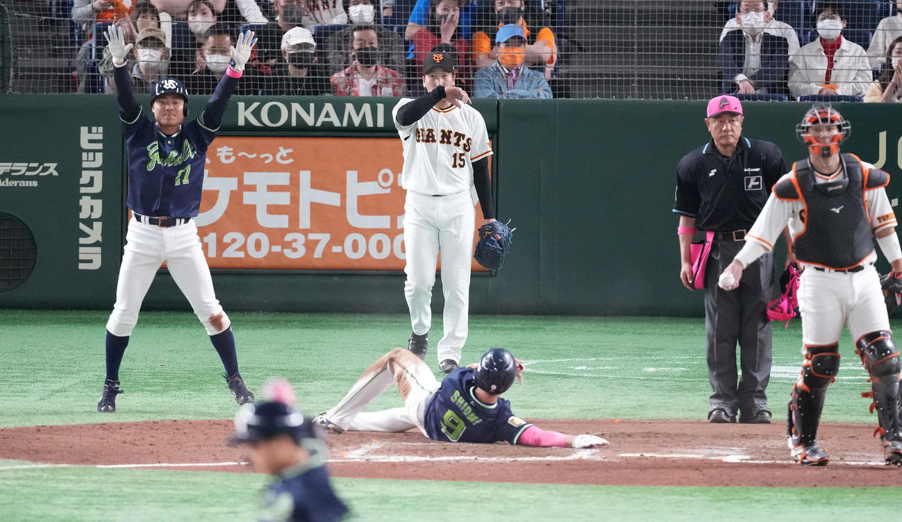 巨人対ヤクルト　9回表ヤクルト1死一、二塁、山崎に左2点適時二塁打を浴び、二塁走者塩見の生還を許した大勢（中央）は汗を拭う（撮影・鈴木みどり）