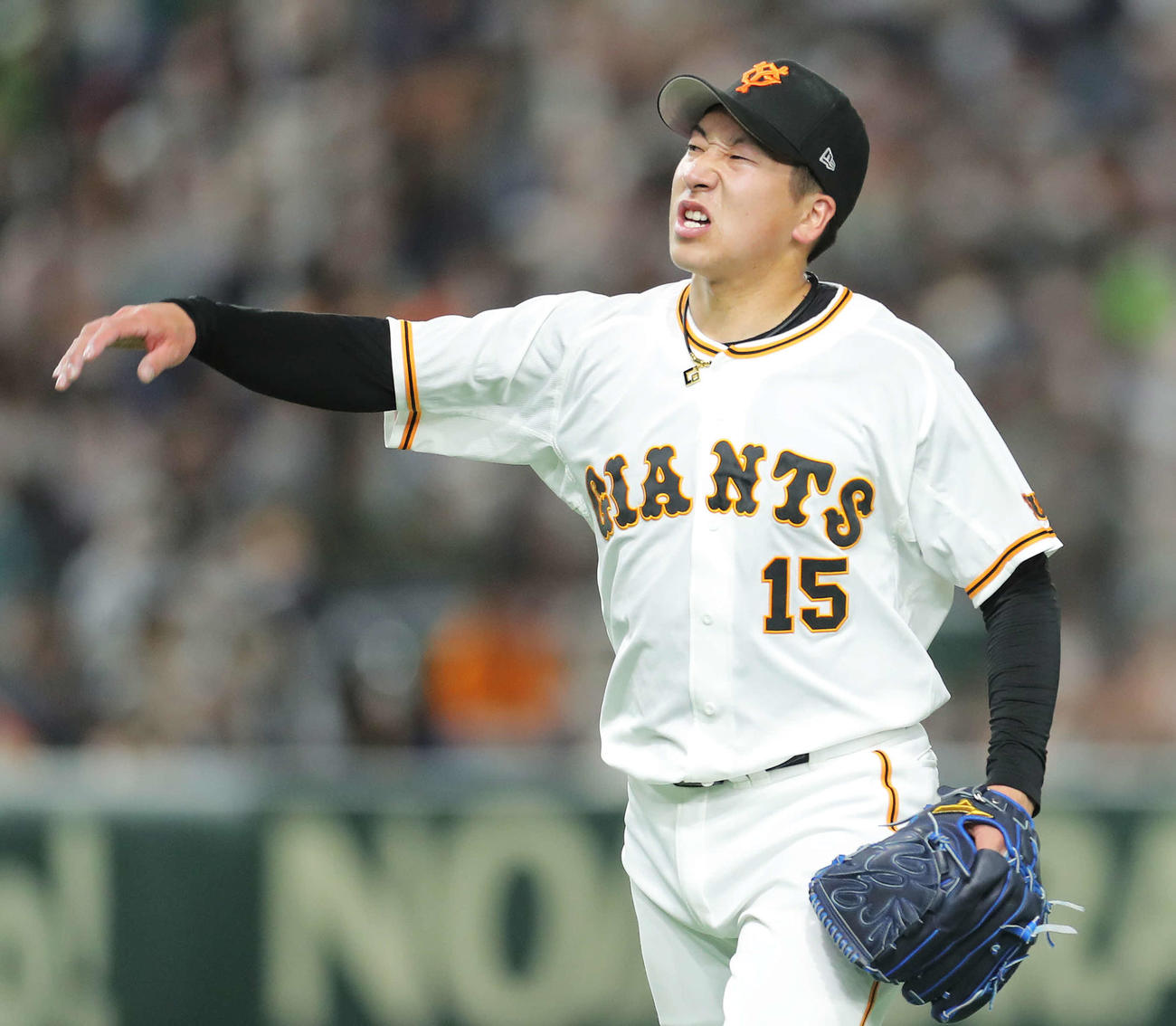 9回表を終え、険しい表情を浮かべる大勢（撮影・河田真司）