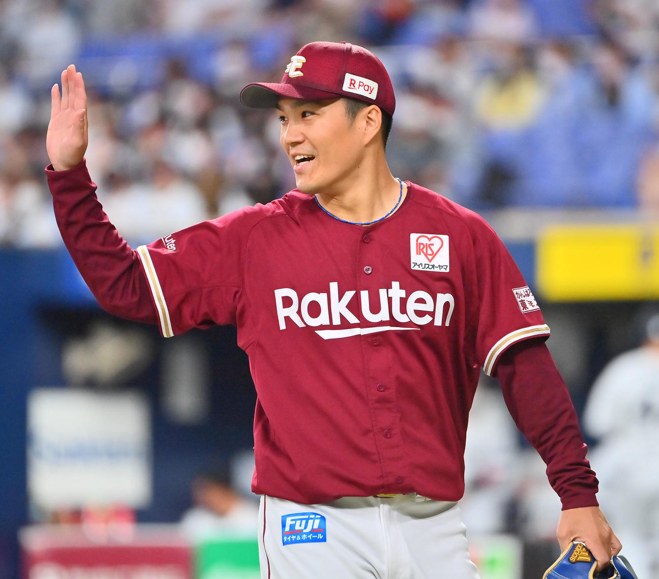 オリックス対楽天　5回裏を無失点に抑え笑顔でベンチに戻る楽天先発の則本（撮影・和賀正仁）