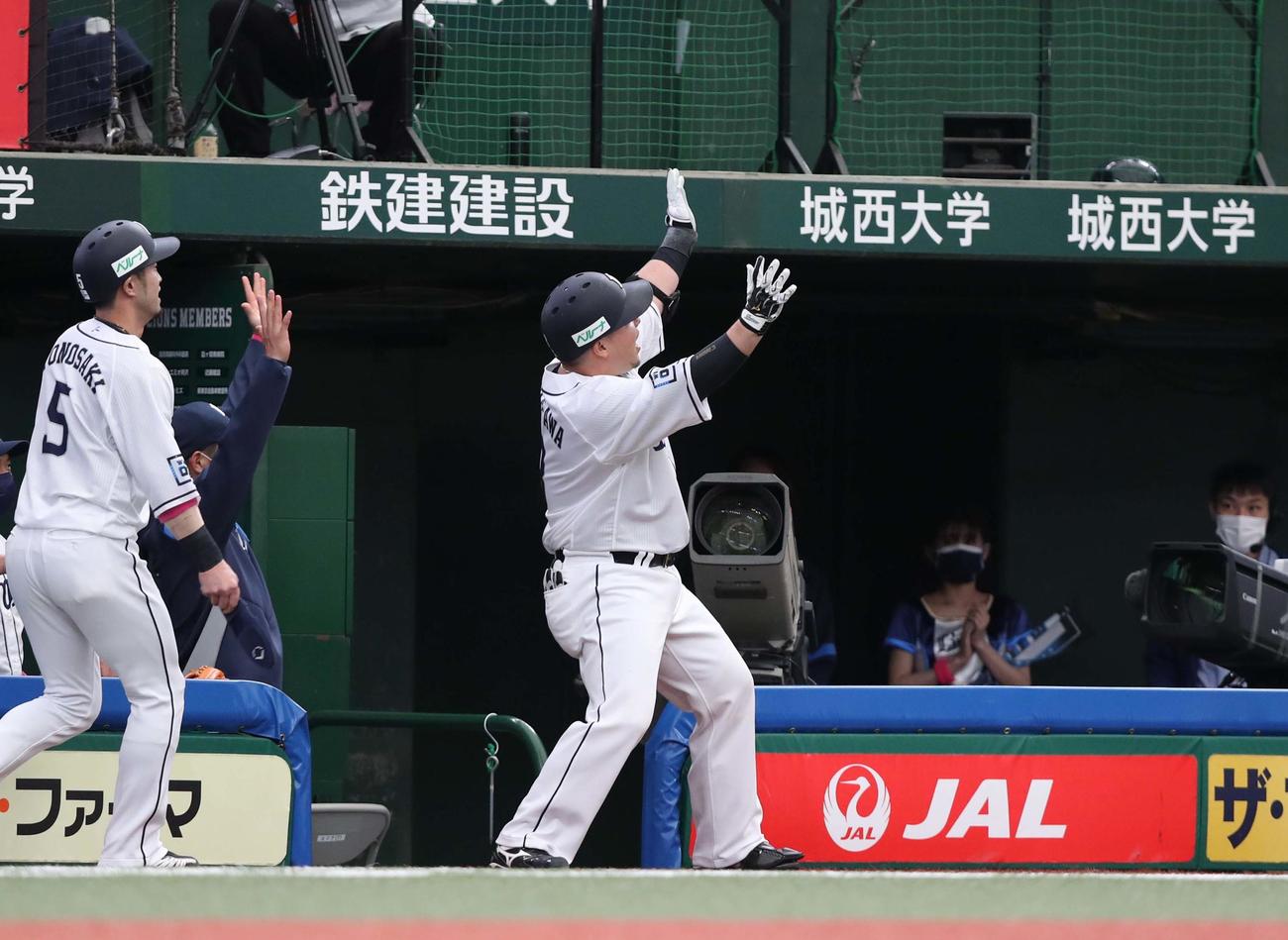 西武対日本ハム　1回裏西武2死一塁、左越え2点本塁打を放ちポーズをとる山川（撮影・黒川智章）