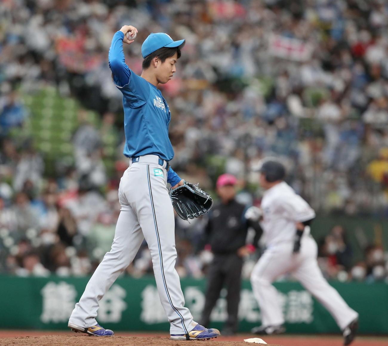 西武対日本ハム　3回裏西武1死一、三塁、山川に左越え3点本塁打を浴びる杉浦（撮影・黒川智章）