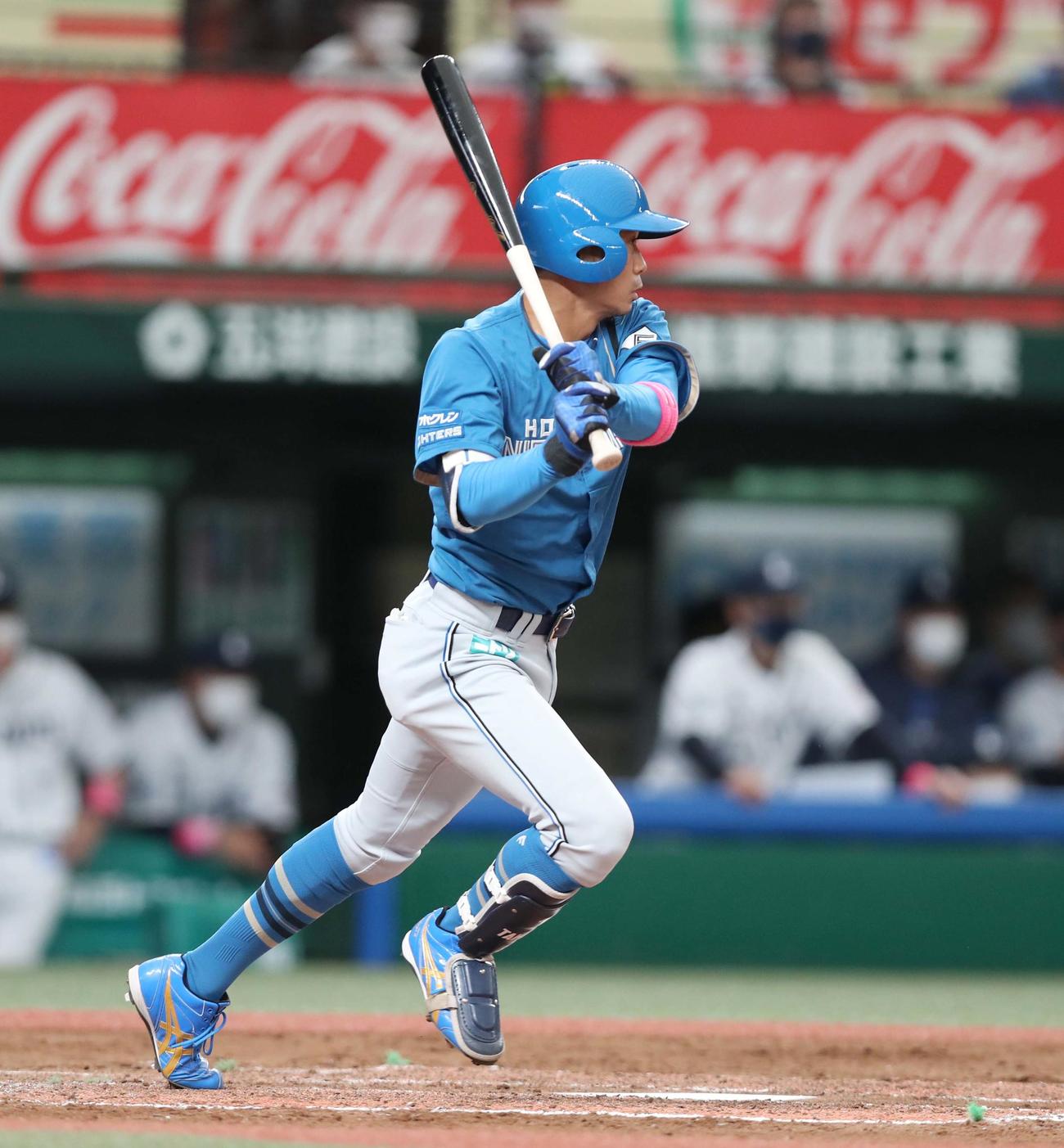 西武対日本ハム　4回表日本ハム無死二塁、中前適時打を放つ中島（撮影・黒川智章）