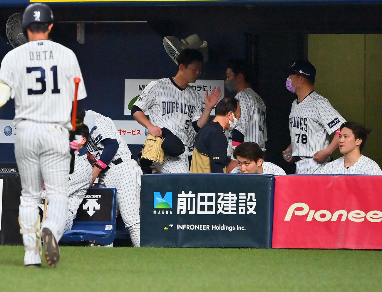 オリックス対楽天　7連敗を喫しベンチから引き揚げる中嶋監督（後列右）とオリックスナイン（撮影・和賀正仁）