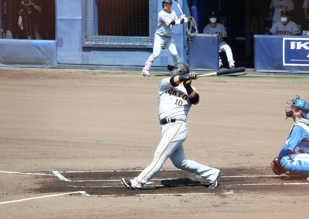 4月30日、イースタン・リーグ　日本ハム戦で、右中間へ2号2ランを放った巨人中田